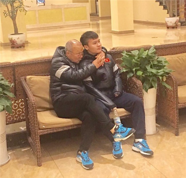 Một hình ảnh HLV Park Hang-seo ôm cổ Quang Hải khiến dân mạng 'phát cuồng' vì quá đáng yêu.