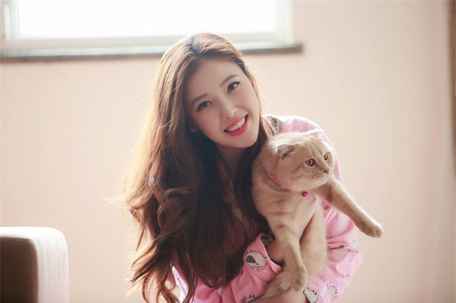 Mới ngày ngào còn đen nhẻm, em gái Mai Phương Thúy giờ đã biến hóa hóa thành cô gái sành điệu và xinh đẹp lắm rồi - Ảnh 8.