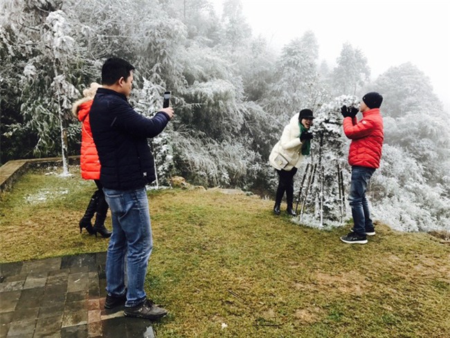 Chùm ảnh: Tuyết rơi phủ trắng Sa Pa, nhiều du khách thích thú chụp ảnh - Ảnh 7.