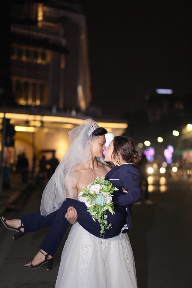 Cười té ghế với bộ ảnh siêu lầy chú rể yếu đuối và cô dâu to, cao, khỏe mặc váy cưới lộ nguyên bờ vai trần cơ bắp - Ảnh 5.