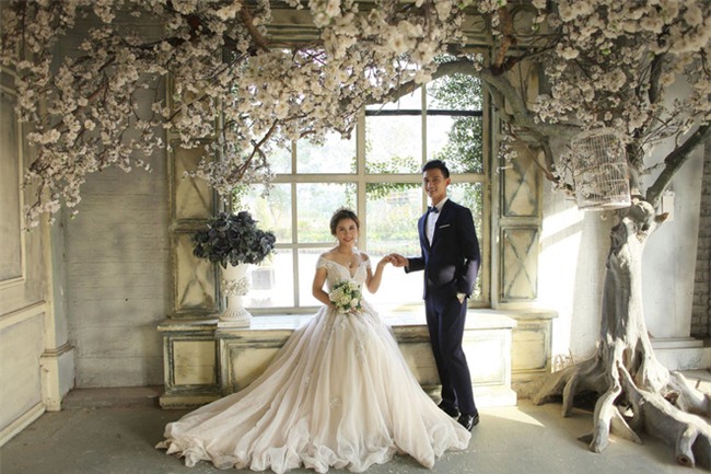 Cười té ghế với bộ ảnh siêu lầy chú rể yếu đuối và cô dâu to, cao, khỏe mặc váy cưới lộ nguyên bờ vai trần cơ bắp - Ảnh 9.