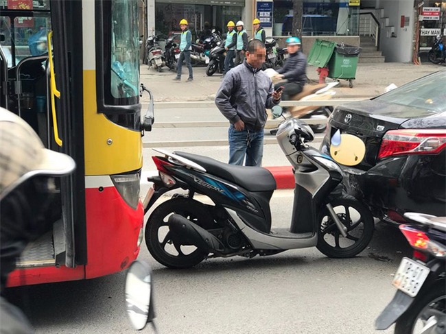 Hà Nội: Xe Vision bị xe bus dồn toa, cắm cứng vào đuôi ô tô con - Ảnh 1.