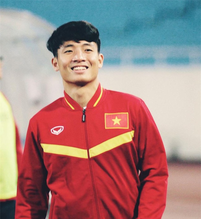 Cô gái vượt hơn 1700 km đón cầu thủ U23 Việt Nam và 4 lần bật khóc giữa lòng Hà Nội - Ảnh 2.
