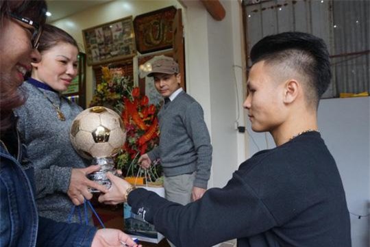 nguoi hung quang hai bat ngo bat taxi, ve nha trong lang le - 6