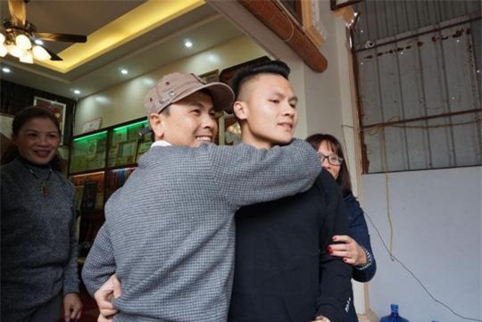 nguoi hung quang hai bat ngo bat taxi, ve nha trong lang le - 7