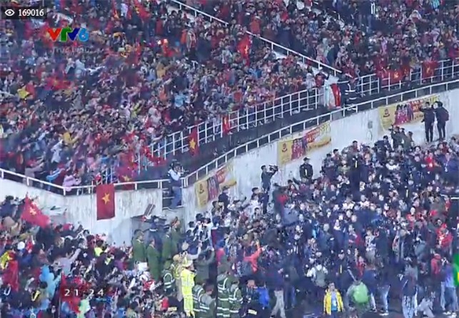 SỰ THẬT BUỒN CƯỜI: Dàn sao Việt khiếp vía trước cơn sóng thần mang tên U23 Việt Nam-2