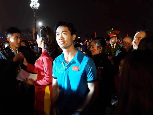 cong phuong – u23 vn ve que: ca lang vay kin, tat bat tiep khach - 2