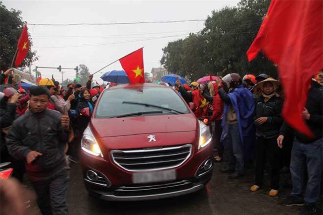 cong phuong – u23 vn ve que: ca lang vay kin, tat bat tiep khach - 3