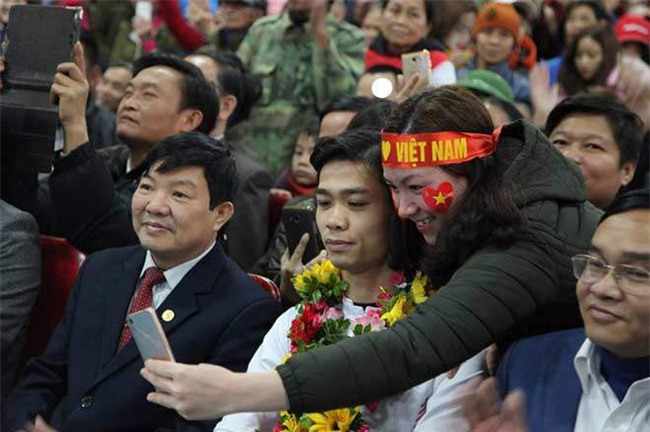 cong phuong – u23 vn ve que: ca lang vay kin, tat bat tiep khach - 4