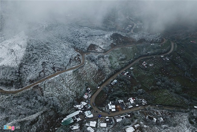 Toan canh tuyet bao phu trang duong ve Sa Pa hinh anh 1