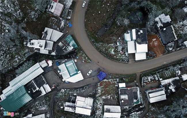 Toan canh tuyet bao phu trang duong ve Sa Pa hinh anh 4