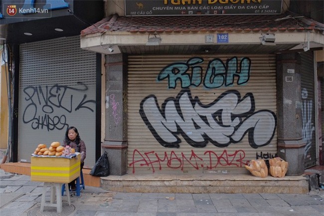 Chùm ảnh: Nhiều hộ dân phố cổ bức xúc khi chỉ sau một đêm, cửa nhà mình bị bôi bẩn bởi hình vẽ xấu xí - Ảnh 10.