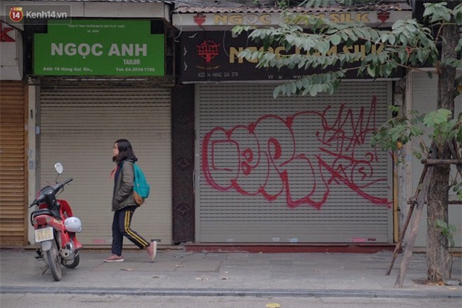 Chùm ảnh: Nhiều hộ dân phố cổ bức xúc khi chỉ sau một đêm, cửa nhà mình bị bôi bẩn bởi hình vẽ xấu xí - Ảnh 13.