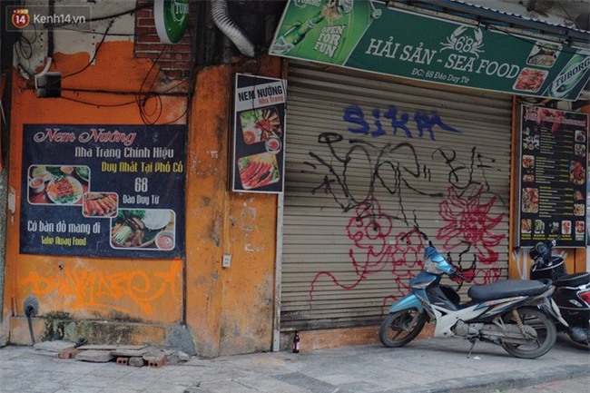 Chùm ảnh: Nhiều hộ dân phố cổ bức xúc khi chỉ sau một đêm, cửa nhà mình bị bôi bẩn bởi hình vẽ xấu xí - Ảnh 3.