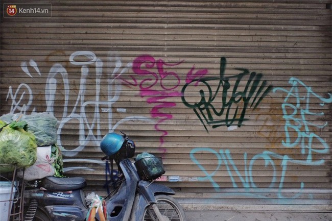 Chùm ảnh: Nhiều hộ dân phố cổ bức xúc khi chỉ sau một đêm, cửa nhà mình bị bôi bẩn bởi hình vẽ xấu xí - Ảnh 19.
