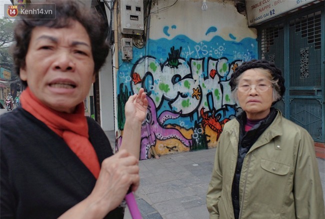 Chùm ảnh: Nhiều hộ dân phố cổ bức xúc khi chỉ sau một đêm, cửa nhà mình bị bôi bẩn bởi hình vẽ xấu xí - Ảnh 20.