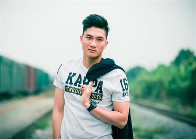 Được ô tô đưa đón nhưng khi thấy bố chạy xe máy cũ mèm theo, thủ môn U23 Việt Nam đã lao ngay xuống để được đi với bố về nhà - Ảnh 5.