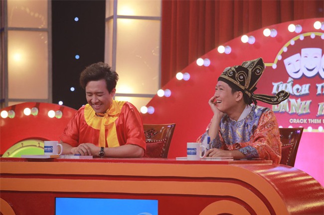 Thách thức danh hài: 2 cô gái rao bánh pía phong cách mẹ thiên hạ khiến Trấn Thành không thể nhịn cười - Ảnh 2.