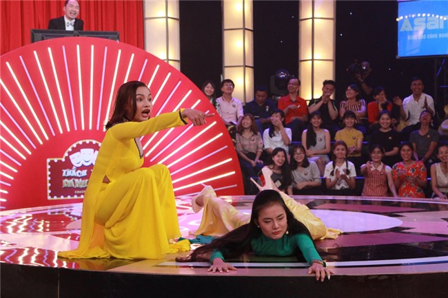 Thách thức danh hài: 2 cô gái rao bánh pía phong cách mẹ thiên hạ khiến Trấn Thành không thể nhịn cười - Ảnh 4.