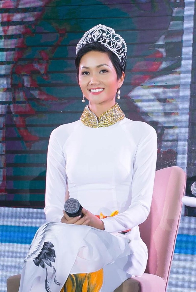 khong vay ao long lay, h'hen nie tich cuc mac ao dai sau khi dang quang - 2