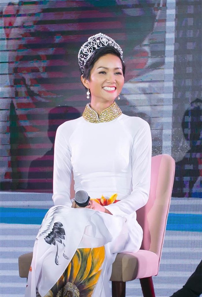khong vay ao long lay, h'hen nie tich cuc mac ao dai sau khi dang quang - 4