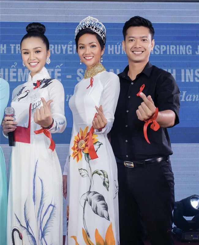 khong vay ao long lay, h'hen nie tich cuc mac ao dai sau khi dang quang - 5