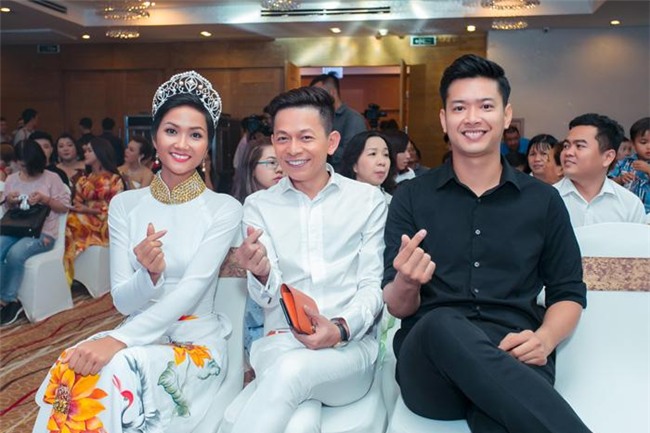 khong vay ao long lay, h'hen nie tich cuc mac ao dai sau khi dang quang - 6