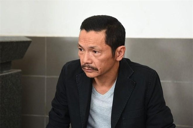 nsut trung anh "nguoi phan xu" va cham voi taxi, danh nhau chay mau dau - 1