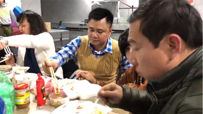 Hài hước clip hậu trường Táo Quân 2018: Đạo diễn ra tập dượt, diễn viên thì ngồi ăn cười đùa  - Ảnh 1.