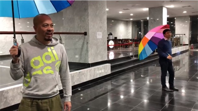 Hài hước clip hậu trường Táo Quân 2018: Đạo diễn ra tập dượt, diễn viên thì ngồi ăn cười đùa  - Ảnh 2.