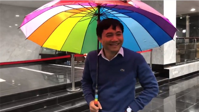 Hài hước clip hậu trường Táo Quân 2018: Đạo diễn ra tập dượt, diễn viên thì ngồi ăn cười đùa  - Ảnh 3.