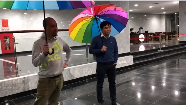 Hài hước clip hậu trường Táo Quân 2018: Đạo diễn ra tập dượt, diễn viên thì ngồi ăn cười đùa  - Ảnh 4.