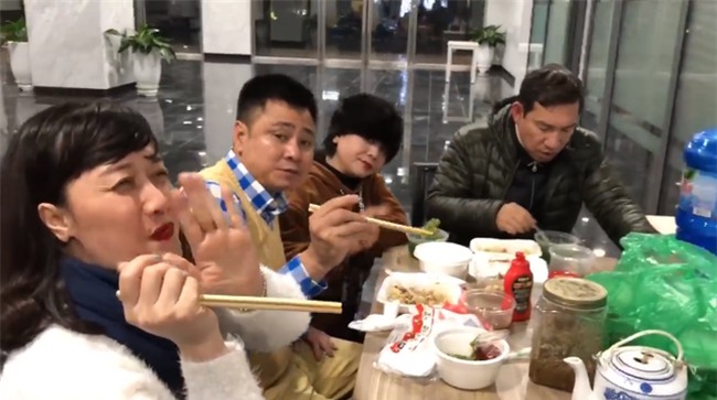 Hài hước clip hậu trường Táo Quân 2018: Đạo diễn ra tập dượt, diễn viên thì ngồi ăn cười đùa  - Ảnh 5.