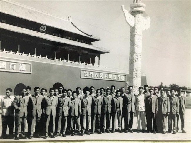 U23 Việt Nam hẳn sẽ bất ngờ khi xem ảnh bậc cha chú lần đầu sang Trung Quốc du đấu - Ảnh 1.