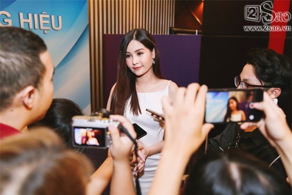 Lê Âu Ngân Anh tự tin tẩy trang trên sân khấu, khoe mặt mộc dịu dàng trẻ trung-5