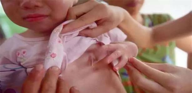 Phát hiện con 3 tuổi chảy máu vùng kín, cứ ngỡ con bị xâm hại nhưng lời bác sĩ nói khiến người mẹ ngỡ ngàng - Ảnh 2.