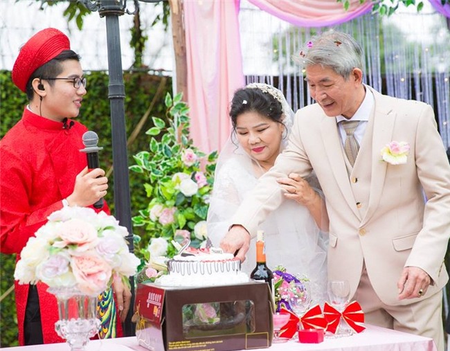 can canh dam cuoi nhu co tich nsnd thanh hoa tuoi u70 va chong tre hinh anh 9