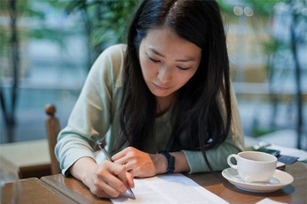 Trên đời này chắc chỉ có chồng tôi mặt dày đến mức nhờ cả tình nhân chăm sóc cho vợ mình - Ảnh 2.