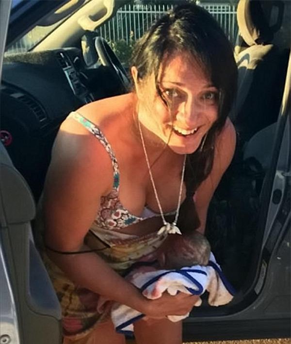 chong mai lai xe khong the ngo vo tu sinh con ngay o ghe sau - 1