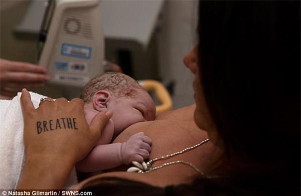 chong mai lai xe khong the ngo vo tu sinh con ngay o ghe sau - 2