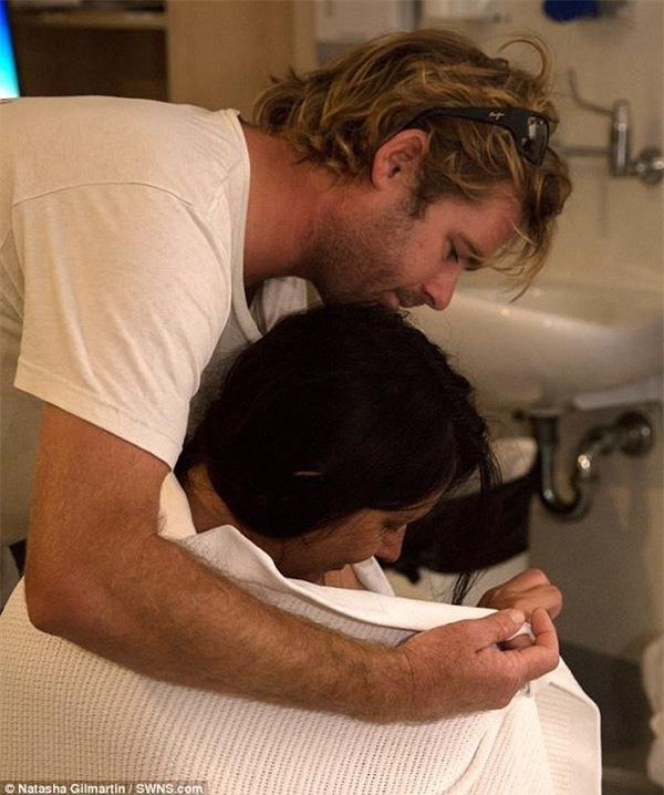 chong mai lai xe khong the ngo vo tu sinh con ngay o ghe sau - 3