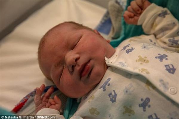 chong mai lai xe khong the ngo vo tu sinh con ngay o ghe sau - 4