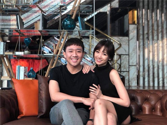 tran thanh khoe minh va ba xa hari won cang o voi nhau, cang giong nhau - 1