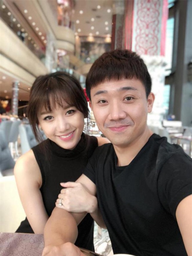 tran thanh khoe minh va ba xa hari won cang o voi nhau, cang giong nhau - 3