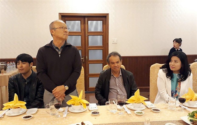 Bau Duc cung nguoi ham mo Gia Lai chao don HLV Park Hang-seo hinh anh 1