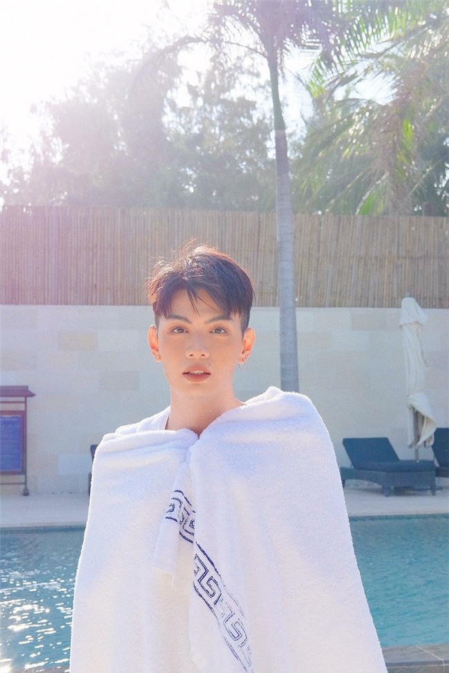 Đào Bá Lộc đăng ảnh táo bạo bên hồ bơi nhân ngày kỉ niệm 1 năm yêu nhau với bạn trai