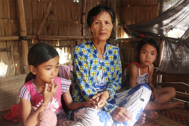 Bố mẹ bỏ rơi, 3 bé gái đi bán vé số mỗi ngày với ước mơ được tiếp tục đến trường - Ảnh 10.