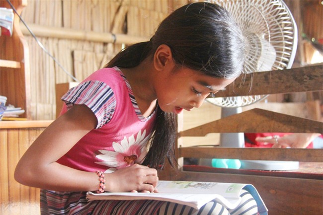 Bố mẹ bỏ rơi, 3 bé gái đi bán vé số mỗi ngày với ước mơ được tiếp tục đến trường - Ảnh 11.