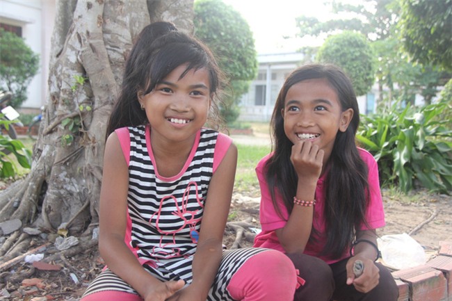 Bố mẹ bỏ rơi, 3 bé gái đi bán vé số mỗi ngày với ước mơ được tiếp tục đến trường - Ảnh 12.