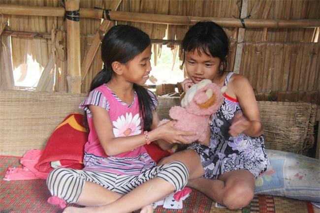 Bố mẹ bỏ rơi, 3 bé gái đi bán vé số mỗi ngày với ước mơ được tiếp tục đến trường - Ảnh 13.